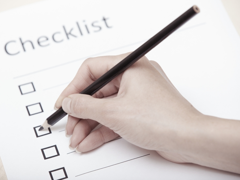 Checkliste ausfüllen – Symbol für Vorbereitung und Klarheit im Umgang mit abfälligen Bemerkungen