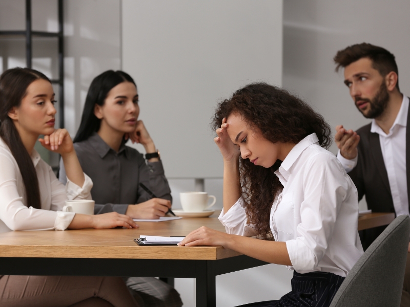 Besprechungssituation im Büro: belastete Mitarbeiterin